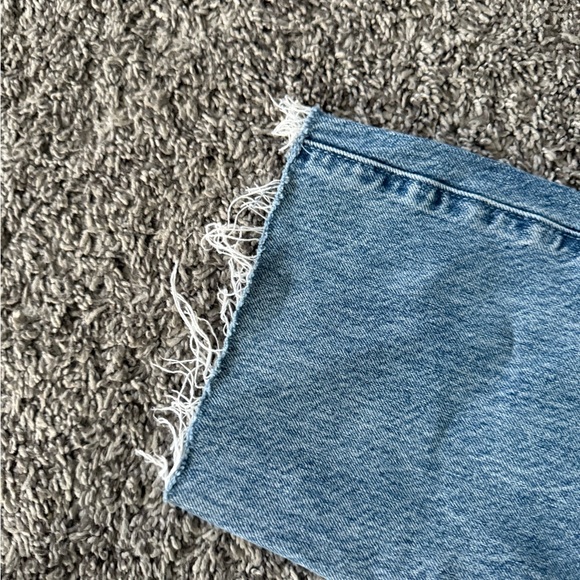 A&F MOM Jeans size 6R with Frayed Hem and denim belt - Picture 3 of 9
